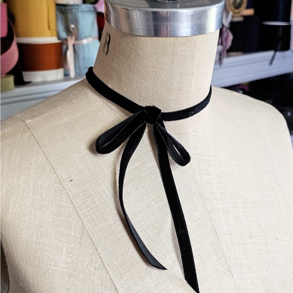 Elegant Vintage Style Black Velvet Ribbon Choker Bow Necklace